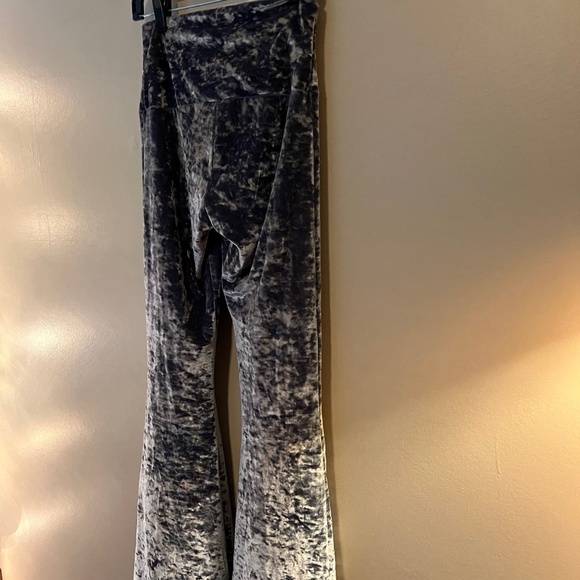ONZIE Crushed Velvet Flare Leggings/Yoga Athleisure Pants- Size M/L (runs small) - Picture 4 of 11